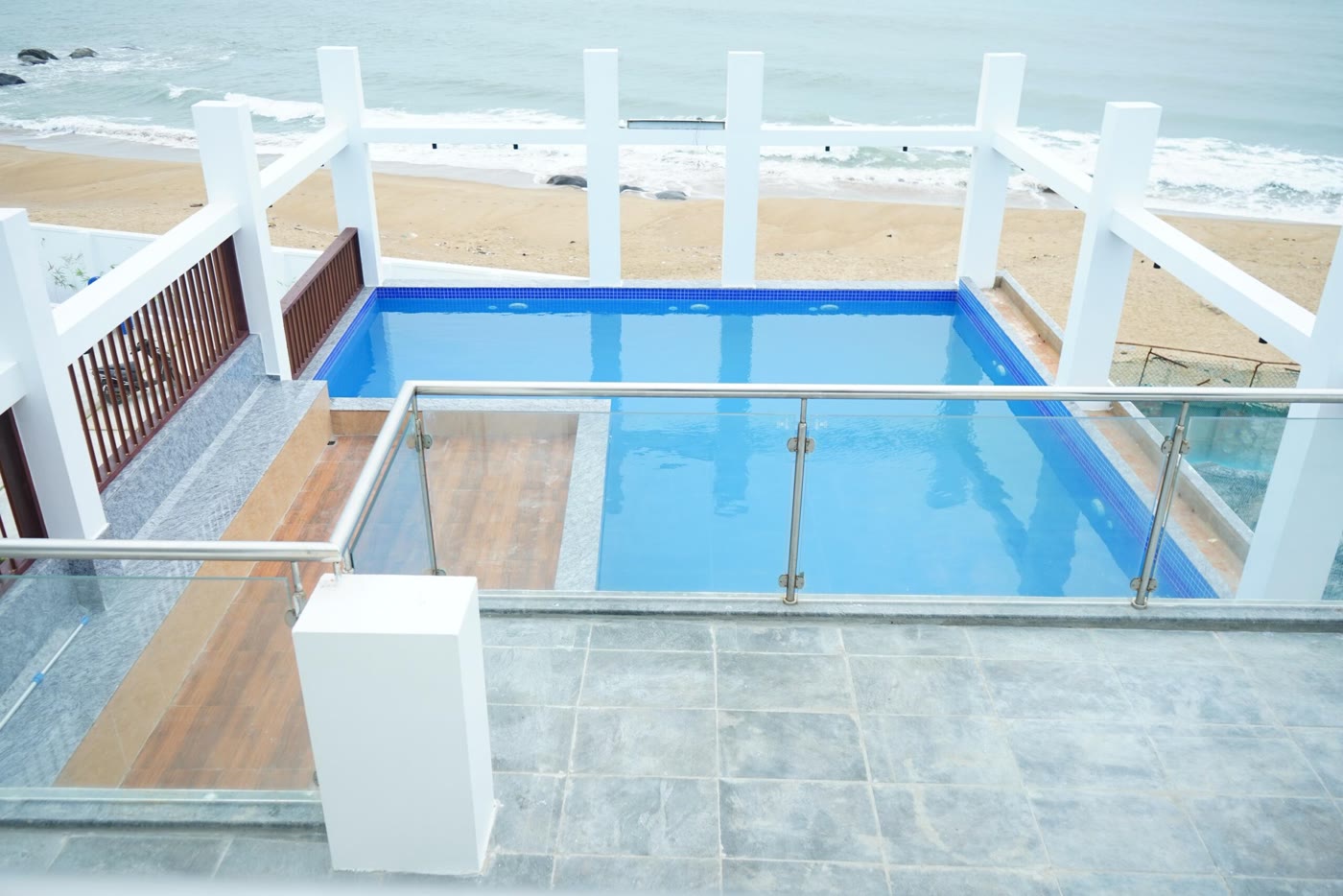 Rooftop pool with ocean view at Samudra Beach Resorts